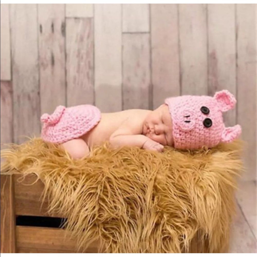 Cute first photo outfit.